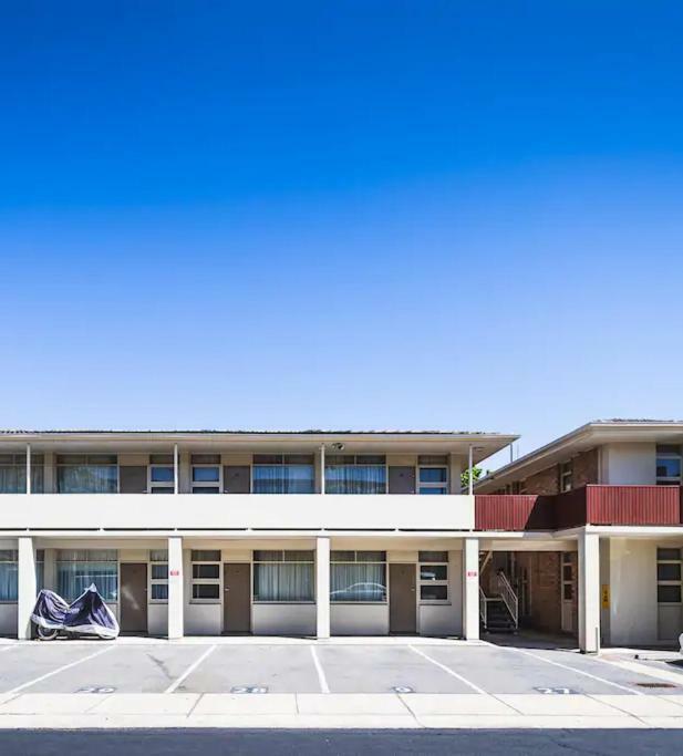 Glenelg Beach Gateway Studio Apartment ภายนอก รูปภาพ